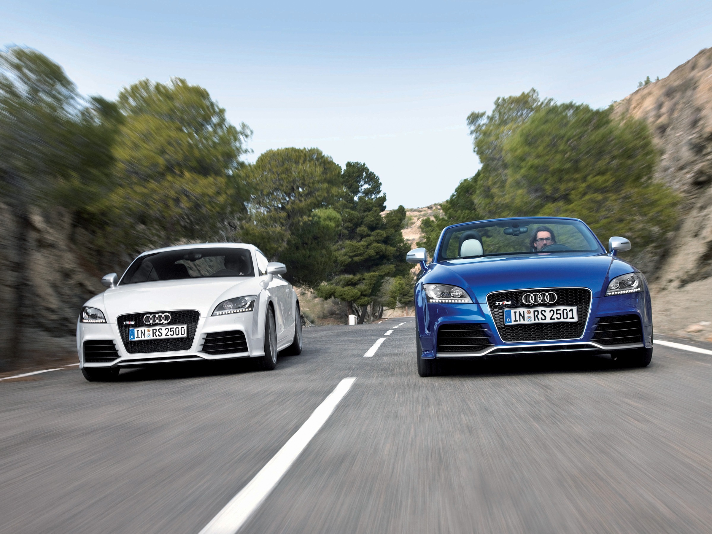 Синий Audi TT кабриолет и белый Audi TT